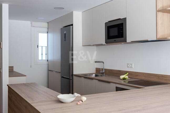 Stylish Benahavís Townhouse inom gångavstånd till bekvämligheter.