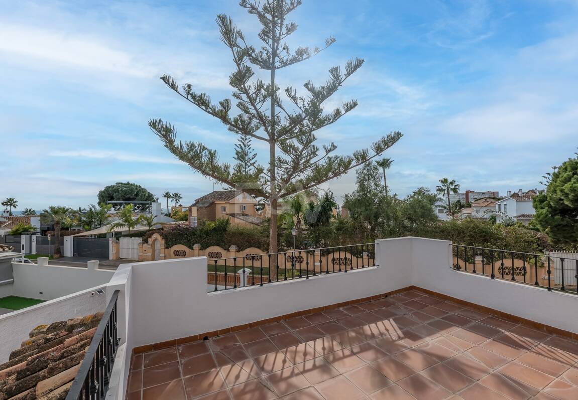 5 bedroom villa 400m from the beach. Prices from 8,500€/week
