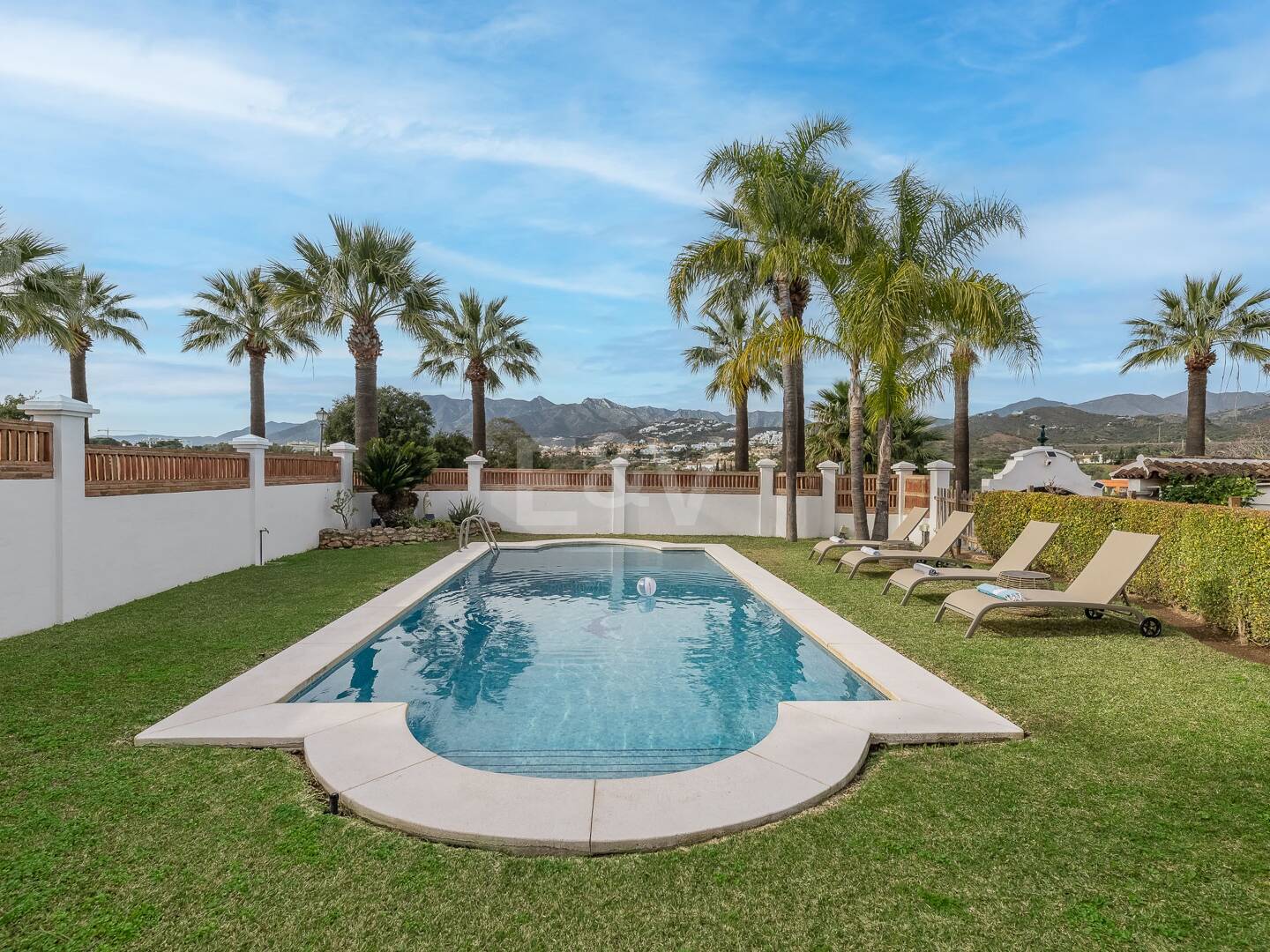 5 bedroom villa 400m from the beach. Prices from 8,500€/week