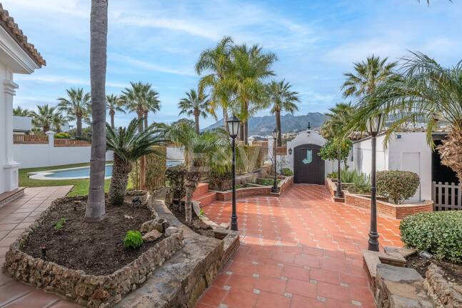 5 bedroom villa 400m from the beach. Prices from 8,500€/week