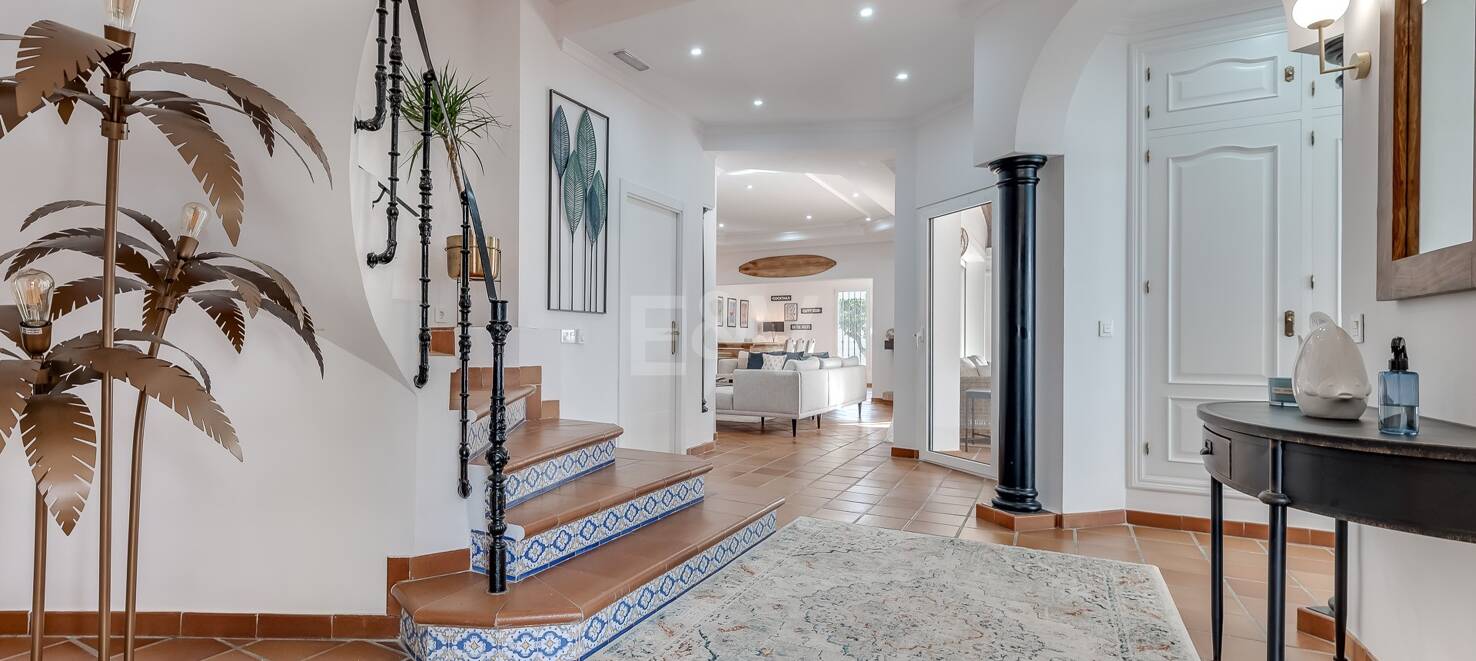 5 sovrum villa 400m från stranden. Priser från 8 500€/vecka