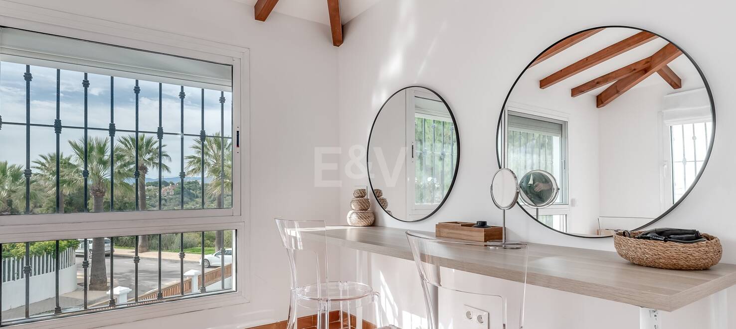 5 sovrum villa 400m från stranden. Priser från 8 500€/vecka