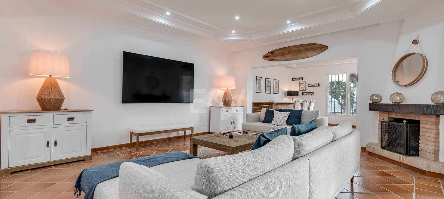 5 sovrum villa 400m från stranden. Priser från 8 500€/vecka