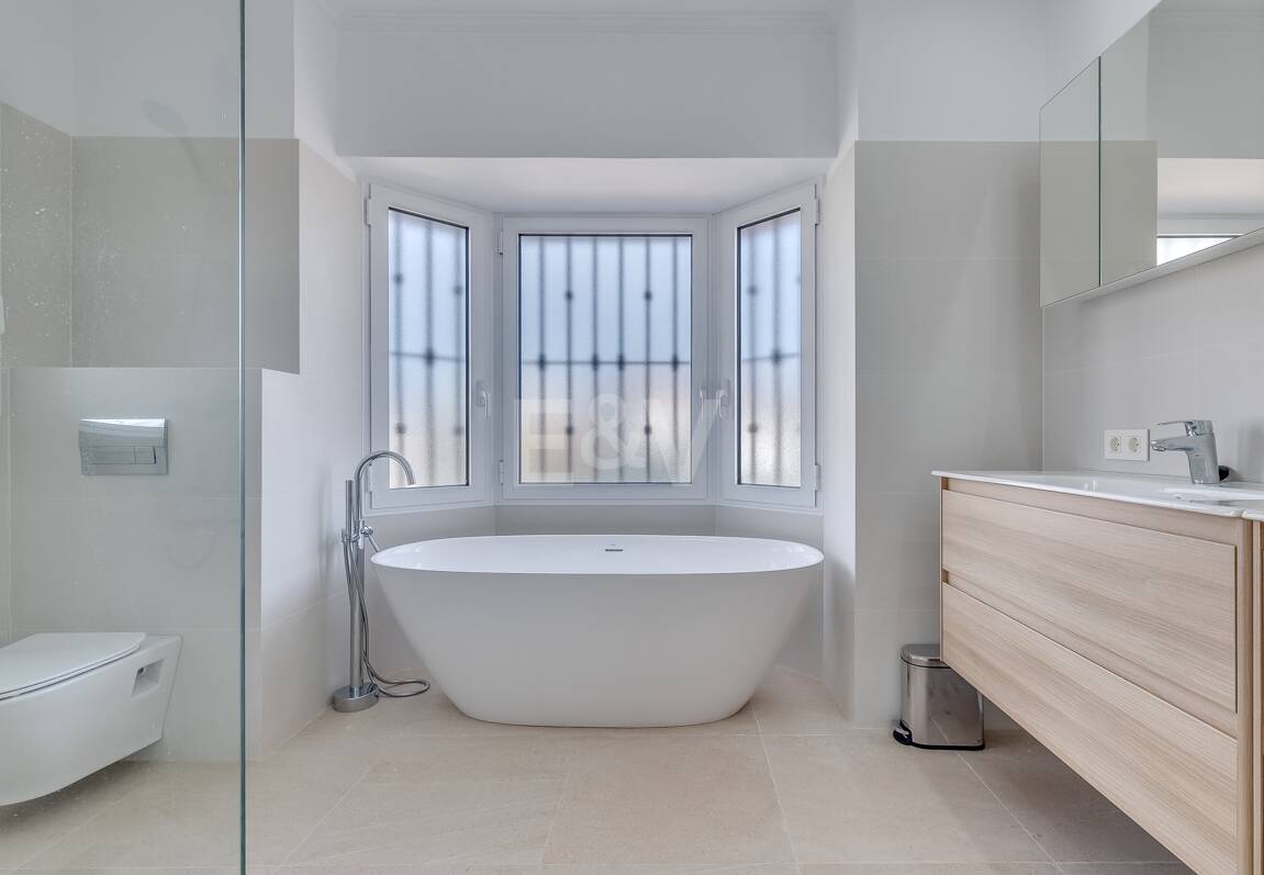 5 bedroom villa 400m from the beach. Prices from 8,500€/week