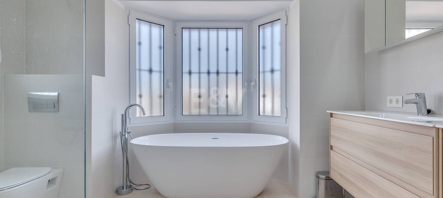 5 sovrum villa 400m från stranden. Priser från 8 500€/vecka