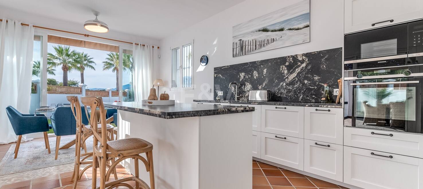 5 sovrum villa 400m från stranden. Priser från 8 500€/vecka