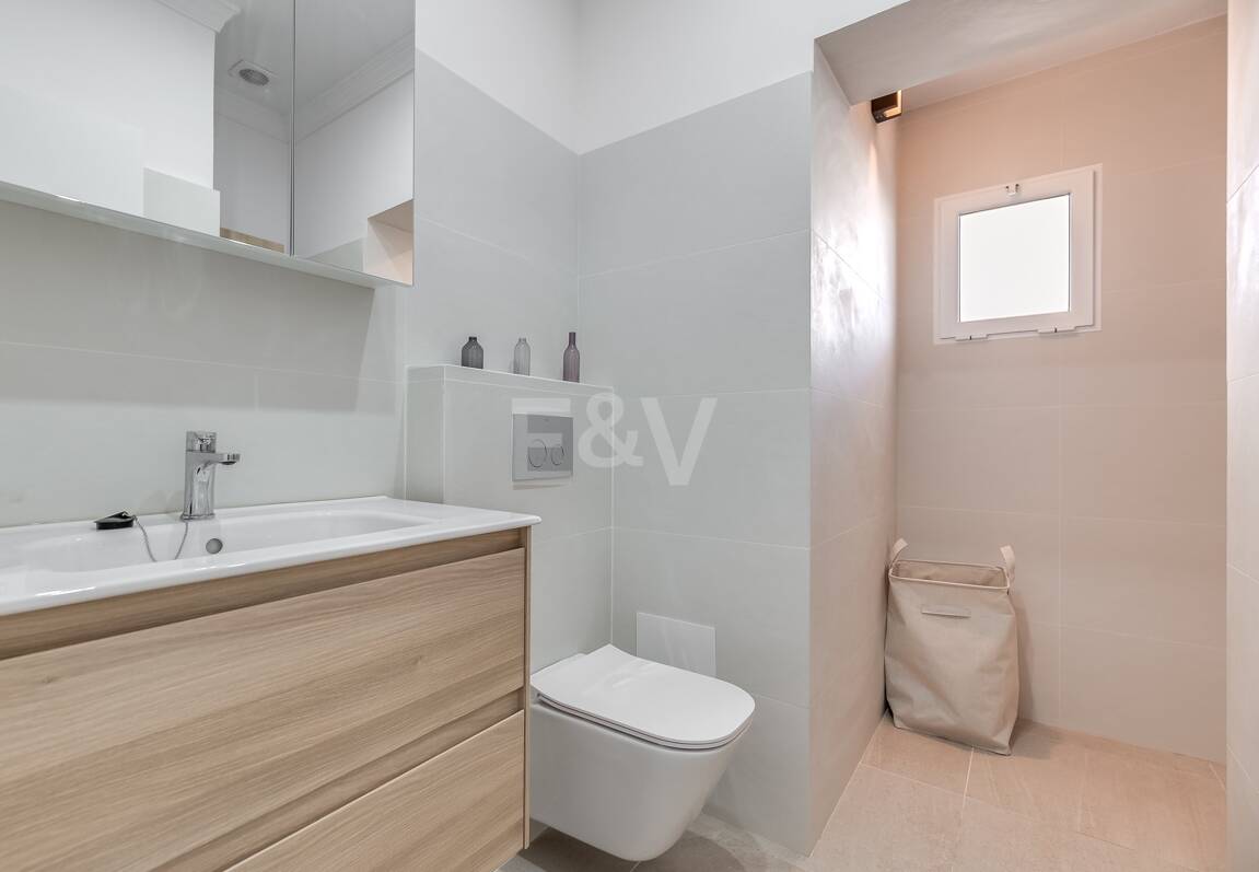 5 bedroom villa 400m from the beach. Prices from 8,500€/week