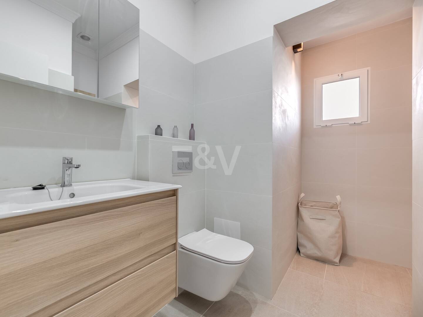 5 bedroom villa 400m from the beach. Prices from 8,500€/week