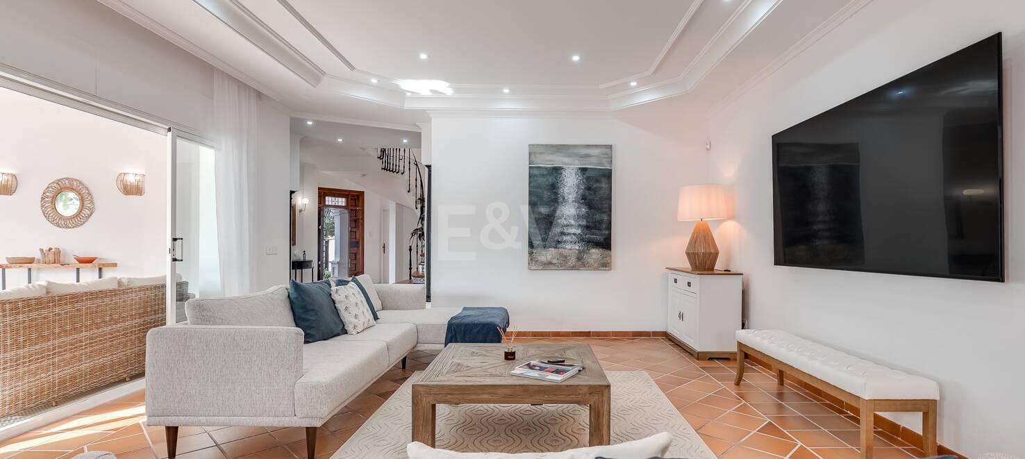 5 sovrum villa 400m från stranden. Priser från 8 500€/vecka