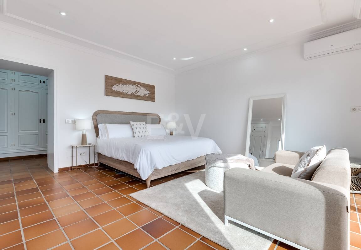 5 bedroom villa 400m from the beach. Prices from 8,500€/week