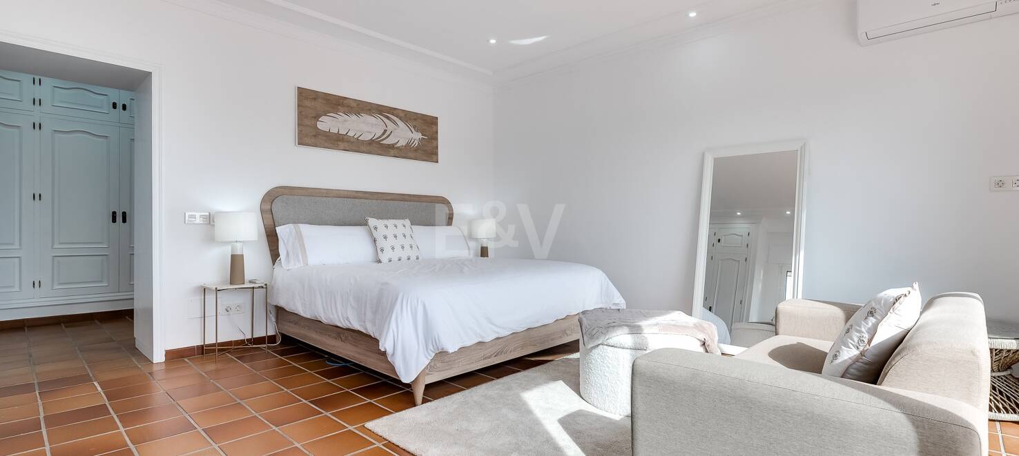 5 sovrum villa 400m från stranden. Priser från 8 500€/vecka