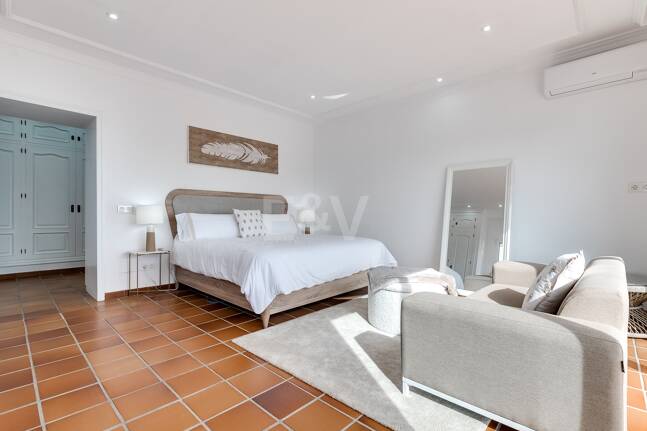 5 bedroom villa 400m from the beach. Prices from 8,500€/week