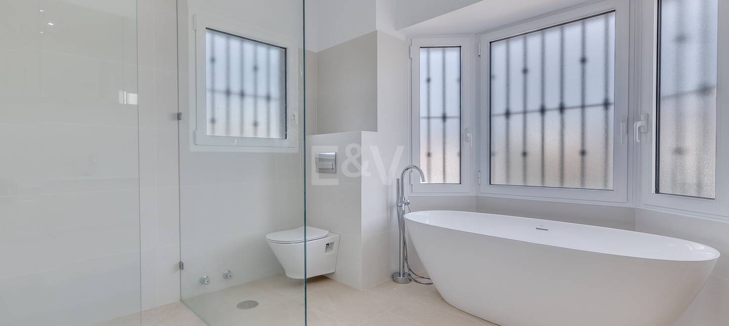 5 sovrum villa 400m från stranden. Priser från 8 500€/vecka