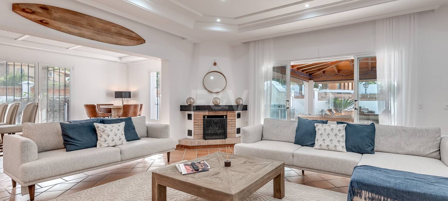 5 sovrum villa 400m från stranden. Priser från 8 500€/vecka