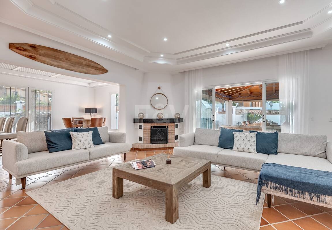 5 bedroom villa 400m from the beach. Prices from 8,500€/week