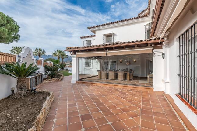 5 bedroom villa 400m from the beach. Prices from 8,500€/week