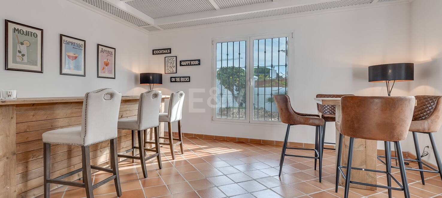 5 sovrum villa 400m från stranden. Priser från 8 500€/vecka