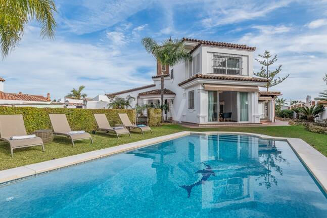 5 bedroom villa 400m from the beach. Prices from 8,500€/week