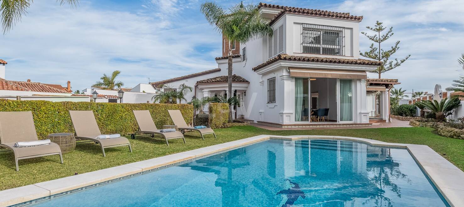 5 sovrum villa 400m från stranden. Priser från 8 500€/vecka