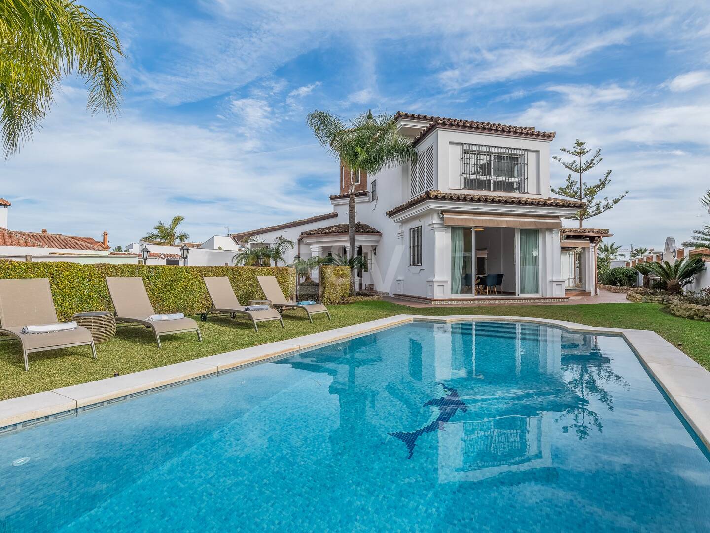 Villa de 5 habitaciones a 400m de la playa. Precios desde 8,500€/semana