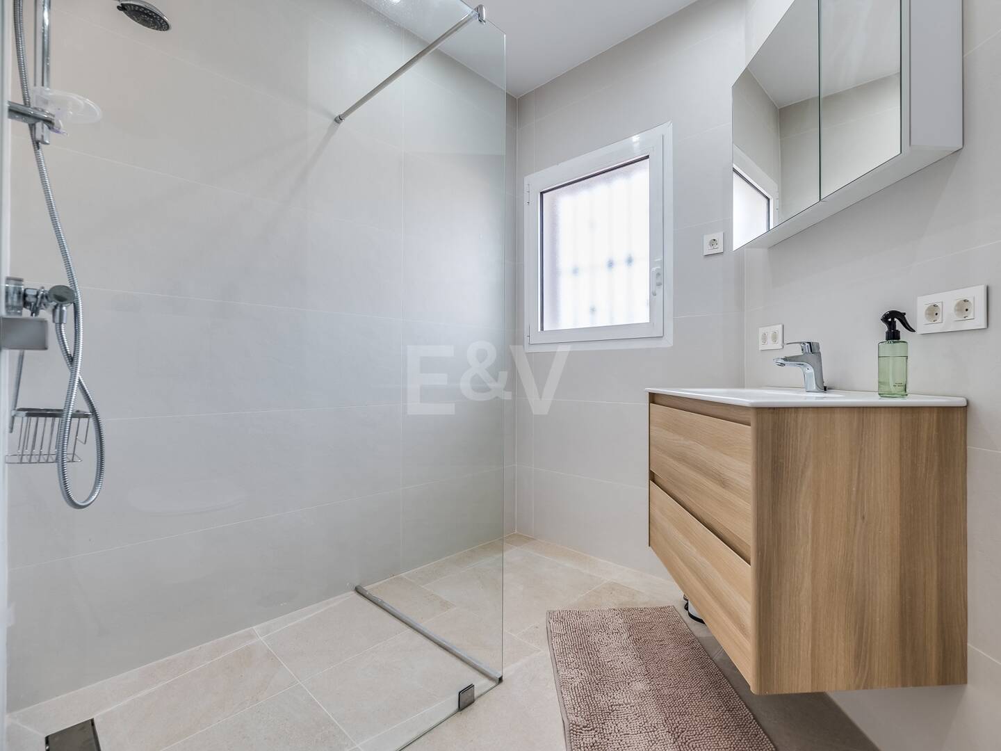 Villa de 5 habitaciones a 400m de la playa. Precios desde 8,500€/semana