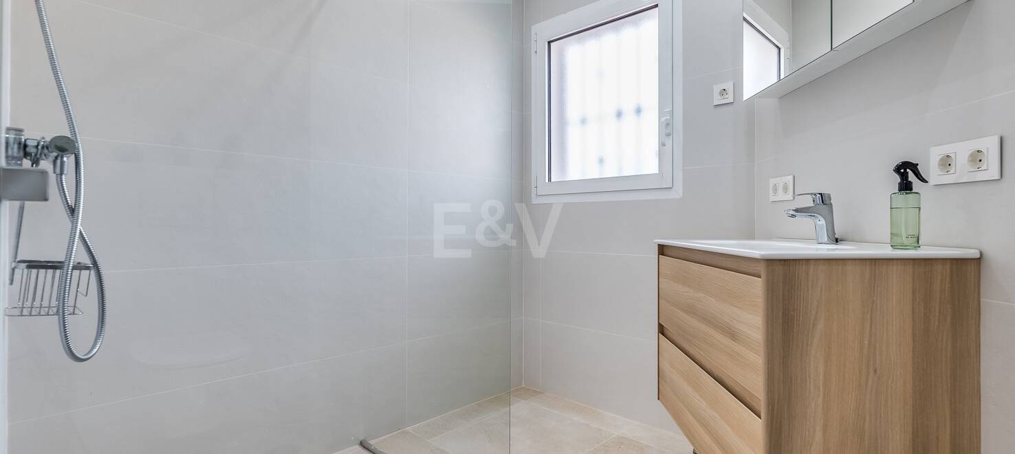 5 sovrum villa 400m från stranden. Priser från 8 500€/vecka