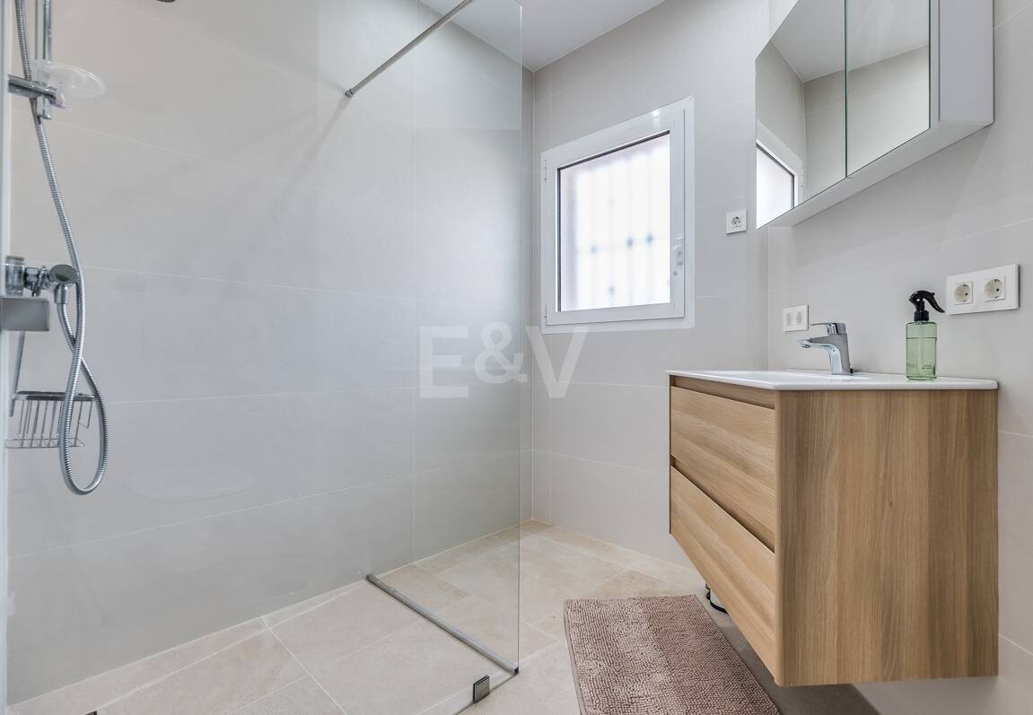 5 bedroom villa 400m from the beach. Prices from 8,500€/week