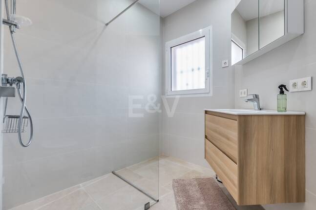 5 bedroom villa 400m from the beach. Prices from 8,500€/week