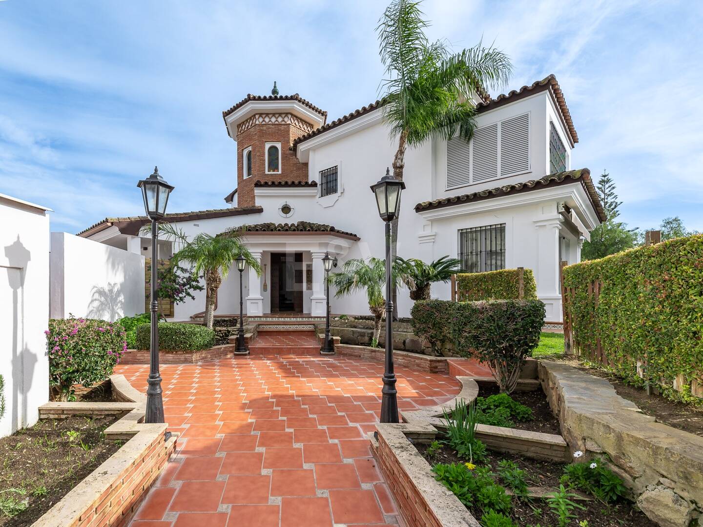 5 bedroom villa 400m from the beach. Prices from 8,500€/week