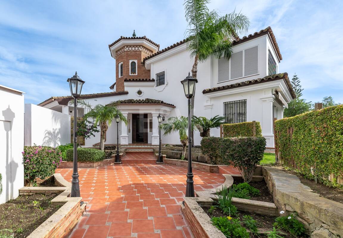 5 bedroom villa 400m from the beach. Prices from 8,500€/week