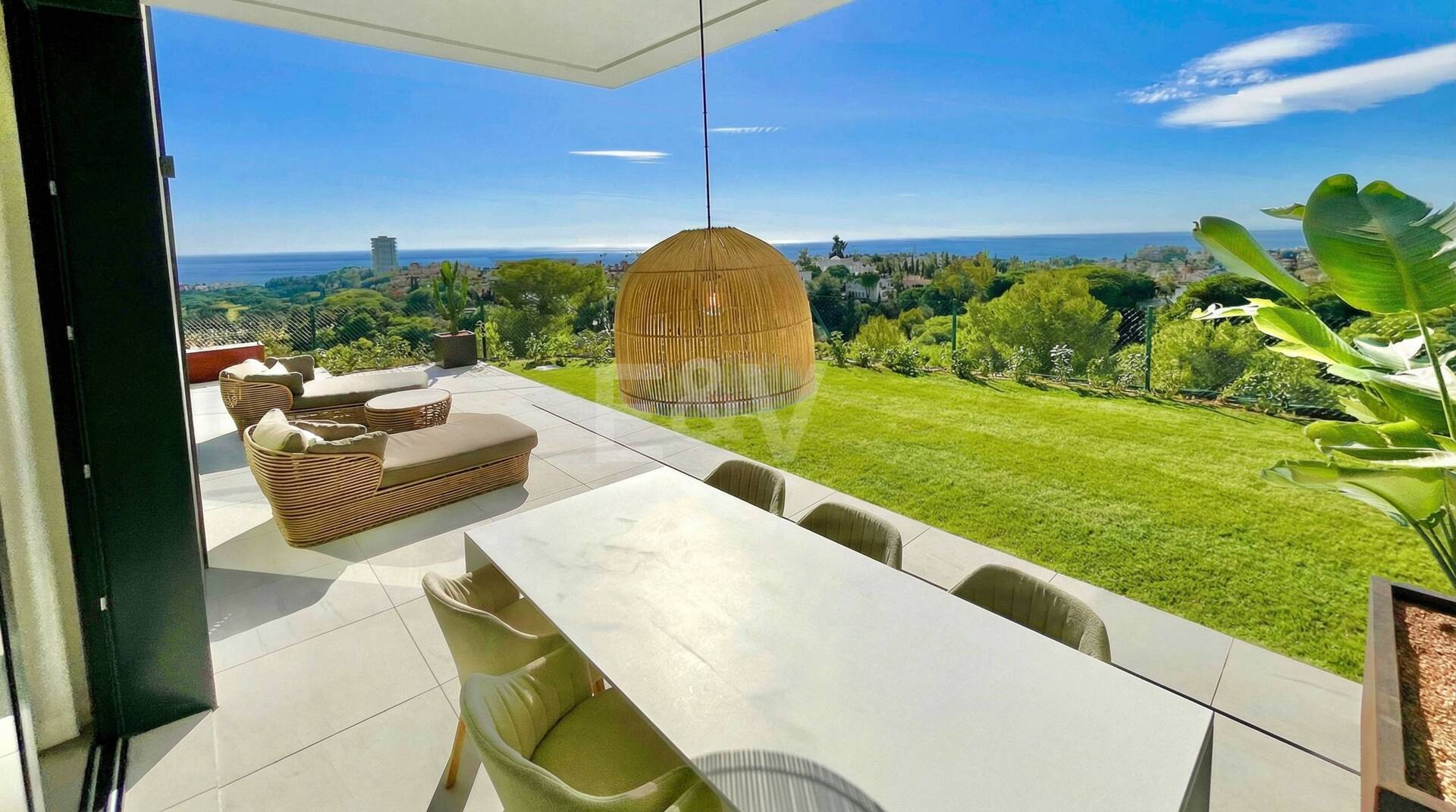 La mejor propiedad en una urbanización exclusiva en Río Real con vistas panorámicas abiertas