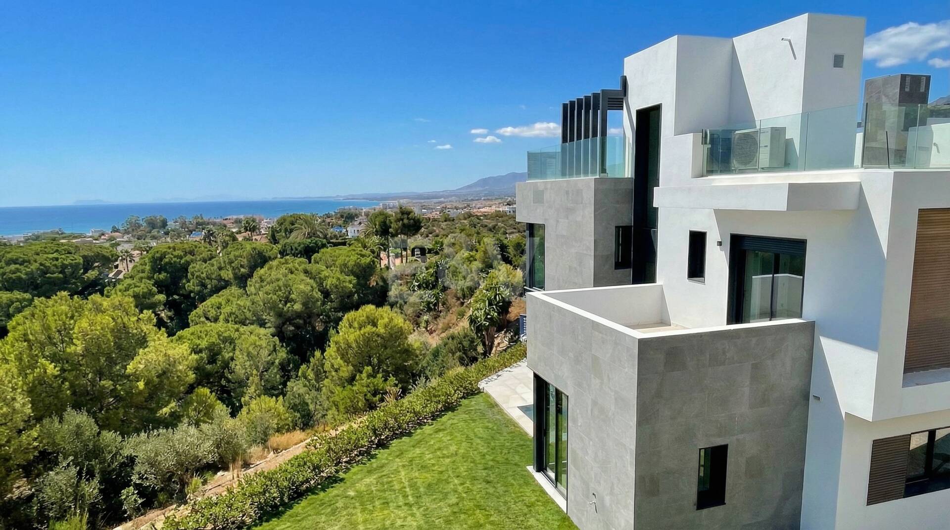 La mejor propiedad en una urbanización exclusiva en Río Real con vistas panorámicas abiertas