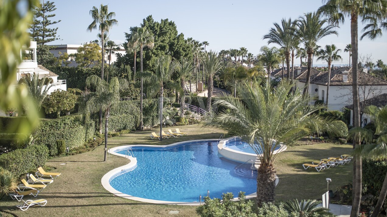 Modernes Erdgeschoss-Duplex in Nueva Andalucia nahe der Golfplätze