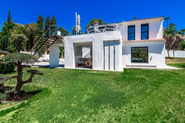 Impresionante Villa en El Rosario: Una mezcla perfecta de confort y lujo
