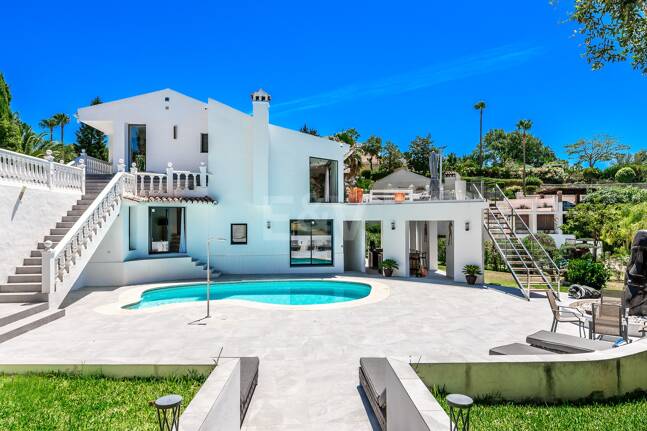 Impresionante Villa en El Rosario: Una mezcla perfecta de confort y lujo