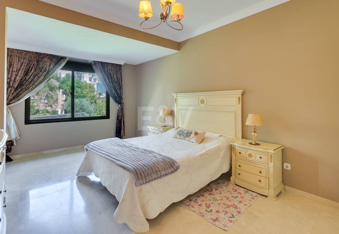 El Paraiso Alto: Elegant villa med golf och havsutsikt