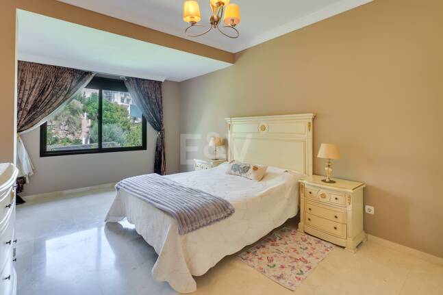 El Paraiso Alto: Elegant villa med golf och havsutsikt