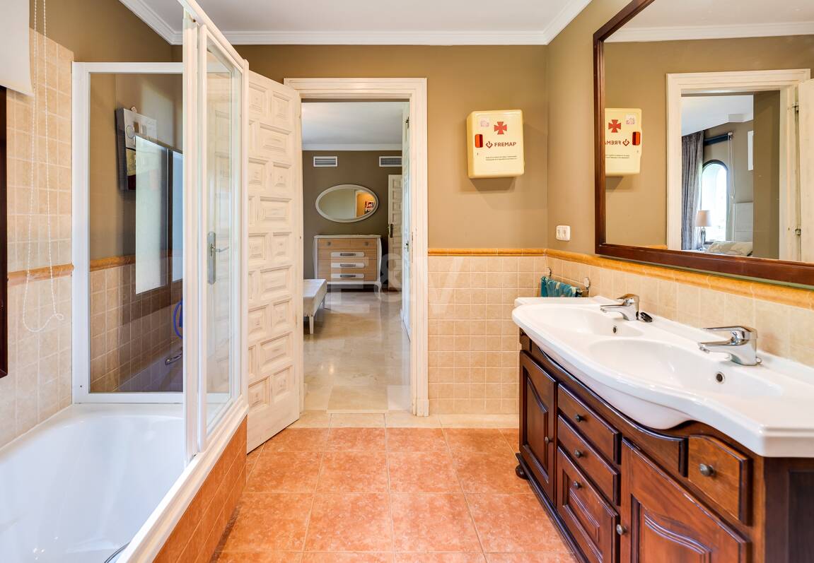 El Paraiso Alto: Elegant villa med golf och havsutsikt