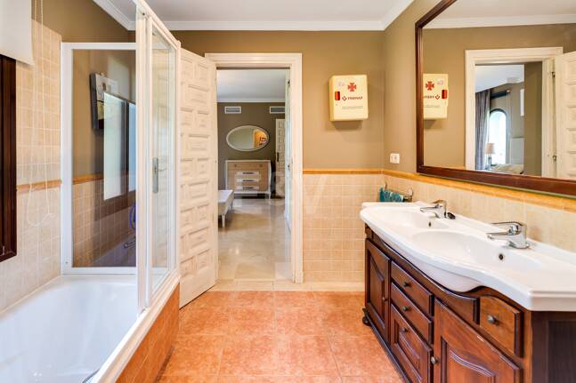 El Paraiso Alto: Elegant villa med golf och havsutsikt