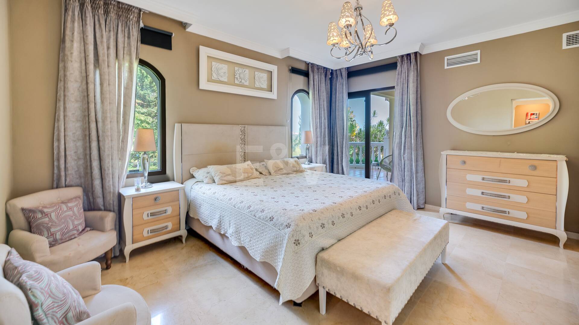 El Paraiso Alto: Elegant villa med golf och havsutsikt