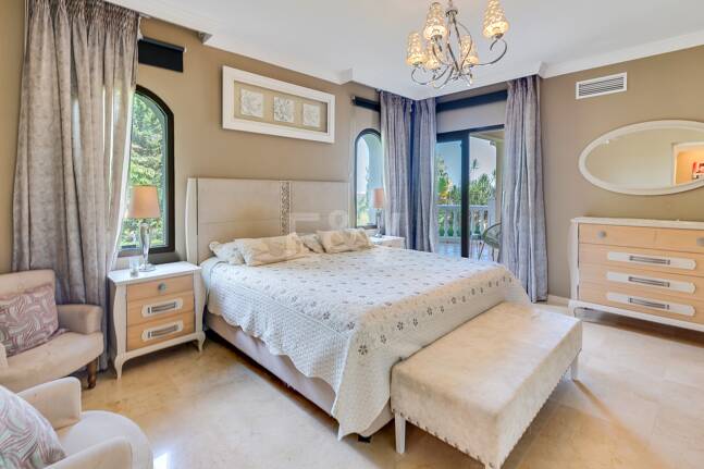 El Paraiso Alto: Elegant villa med golf och havsutsikt