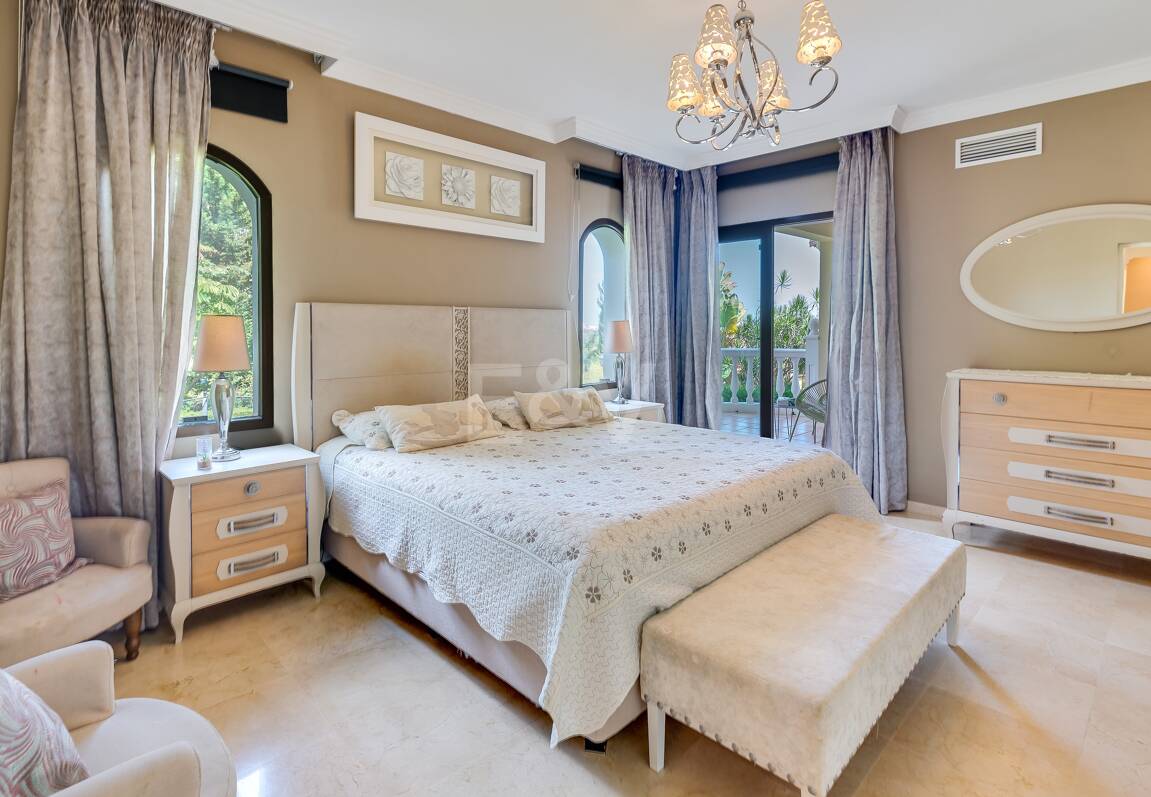 El Paraiso Alto: Elegant villa med golf och havsutsikt