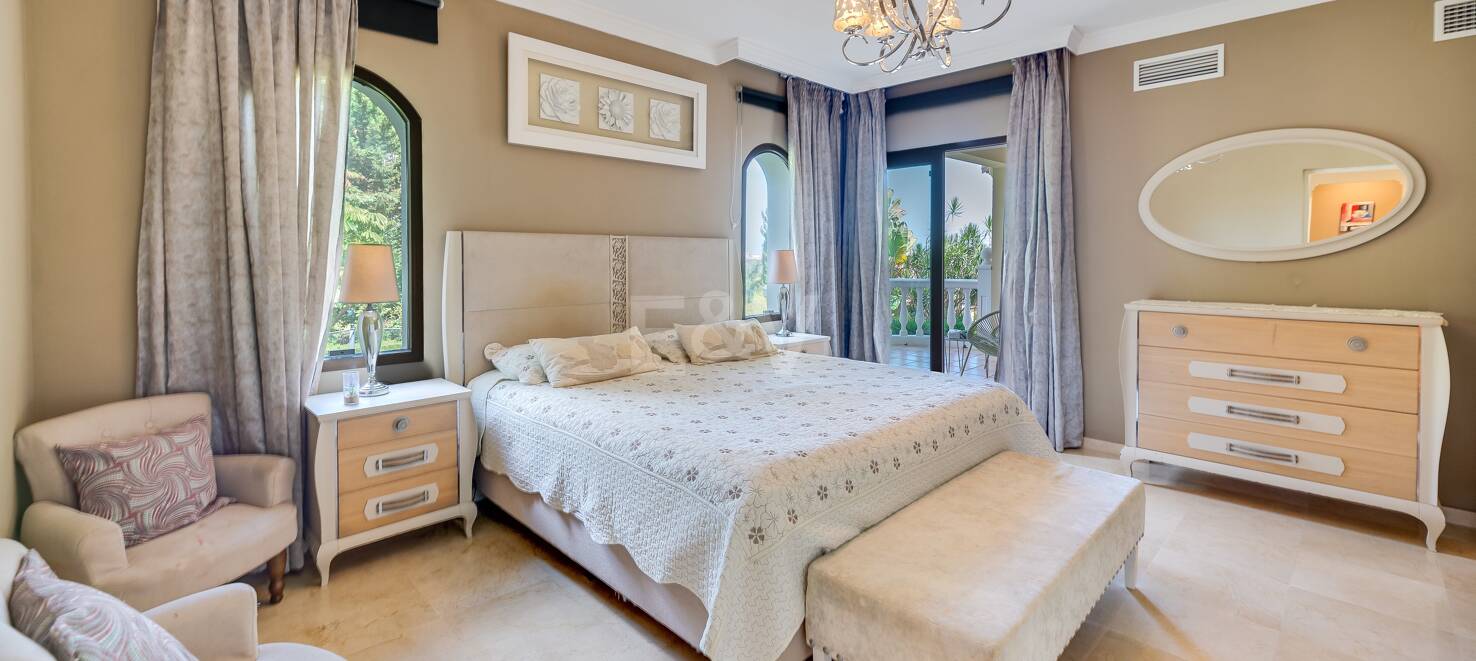 El Paraiso Alto: Elegant villa with golf and sea view