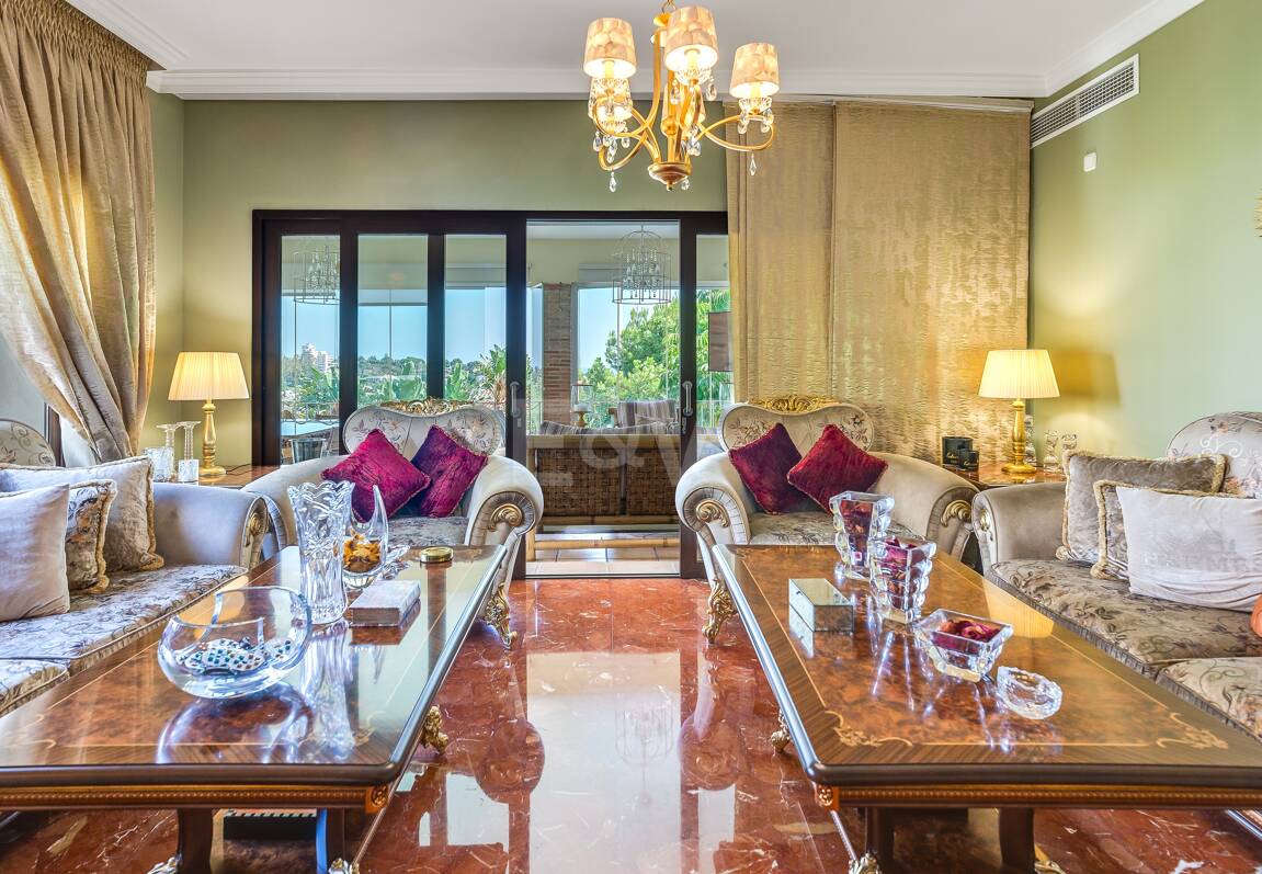 El Paraiso Alto: Elegant villa med golf och havsutsikt