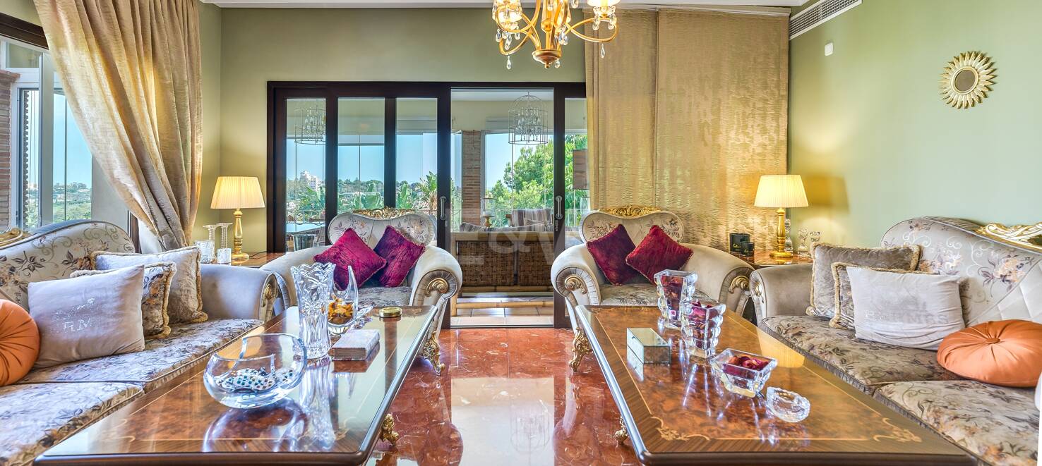 El Paraiso Alto: Elegant villa with golf and sea view