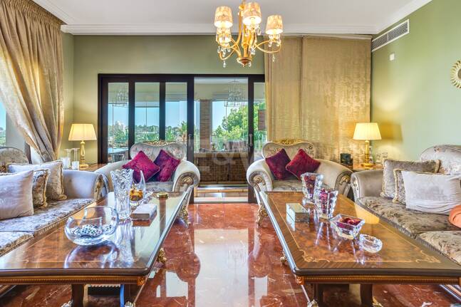 El Paraiso Alto: Elegant villa med golf och havsutsikt