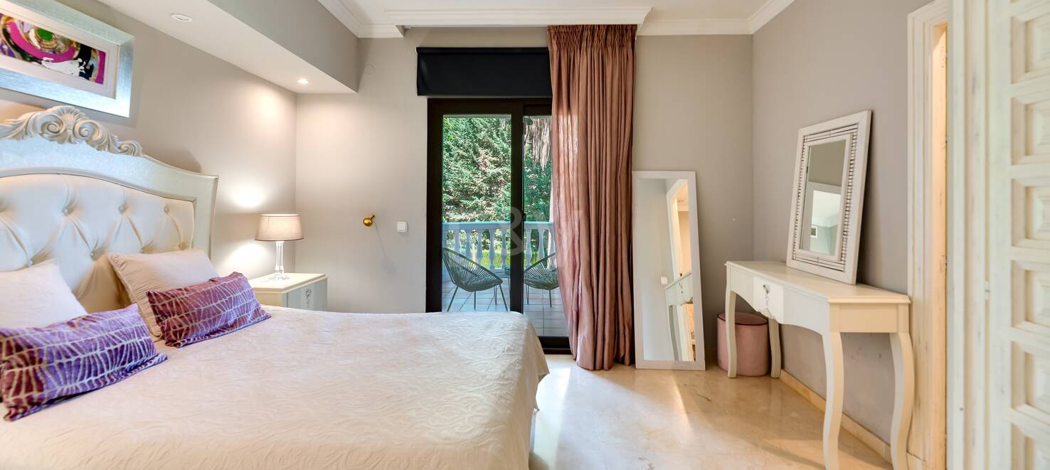 El Paraiso Alto: Elegant villa with golf and sea view