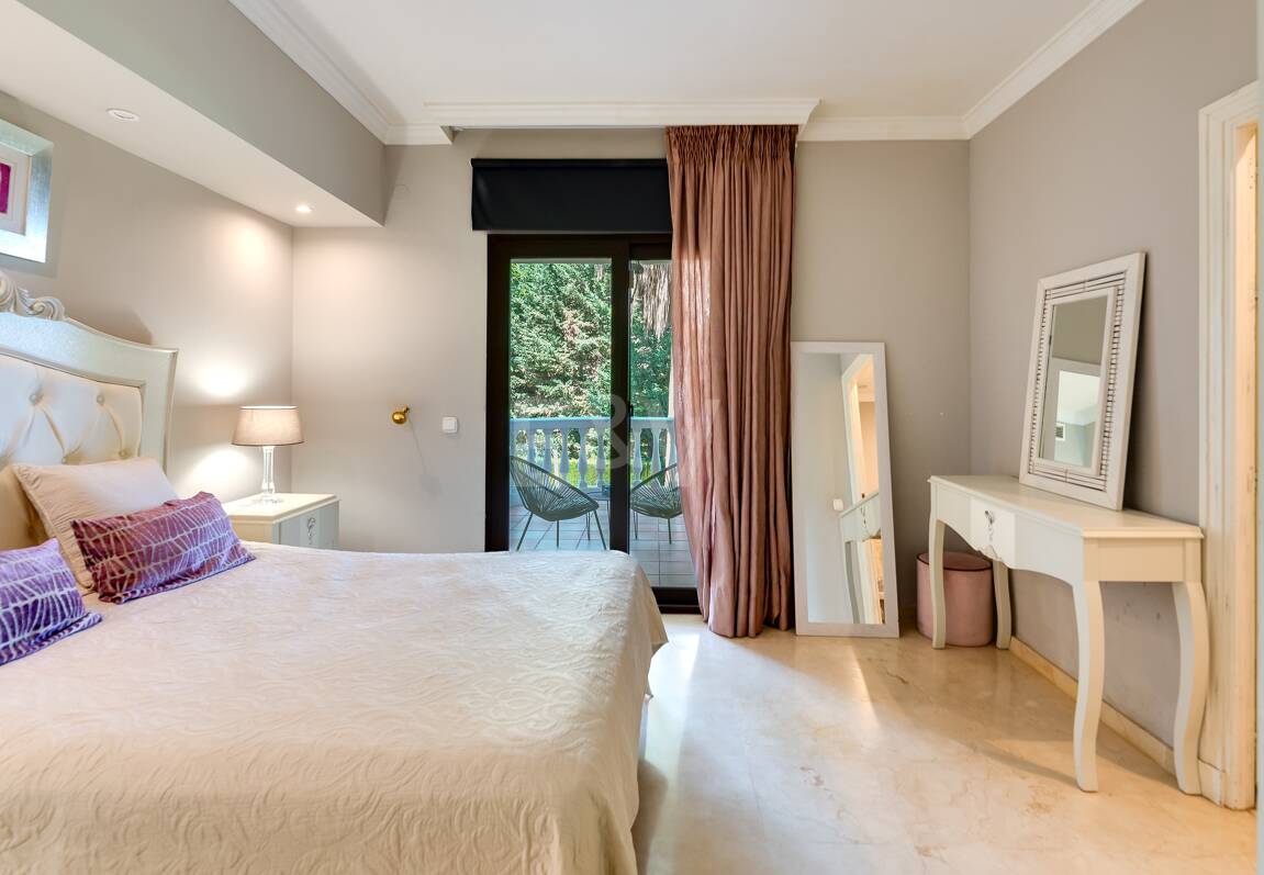 El Paraiso Alto: Elegant villa med golf och havsutsikt