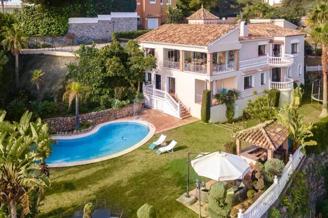 El Paraiso Alto: Elegant villa med golf och havsutsikt