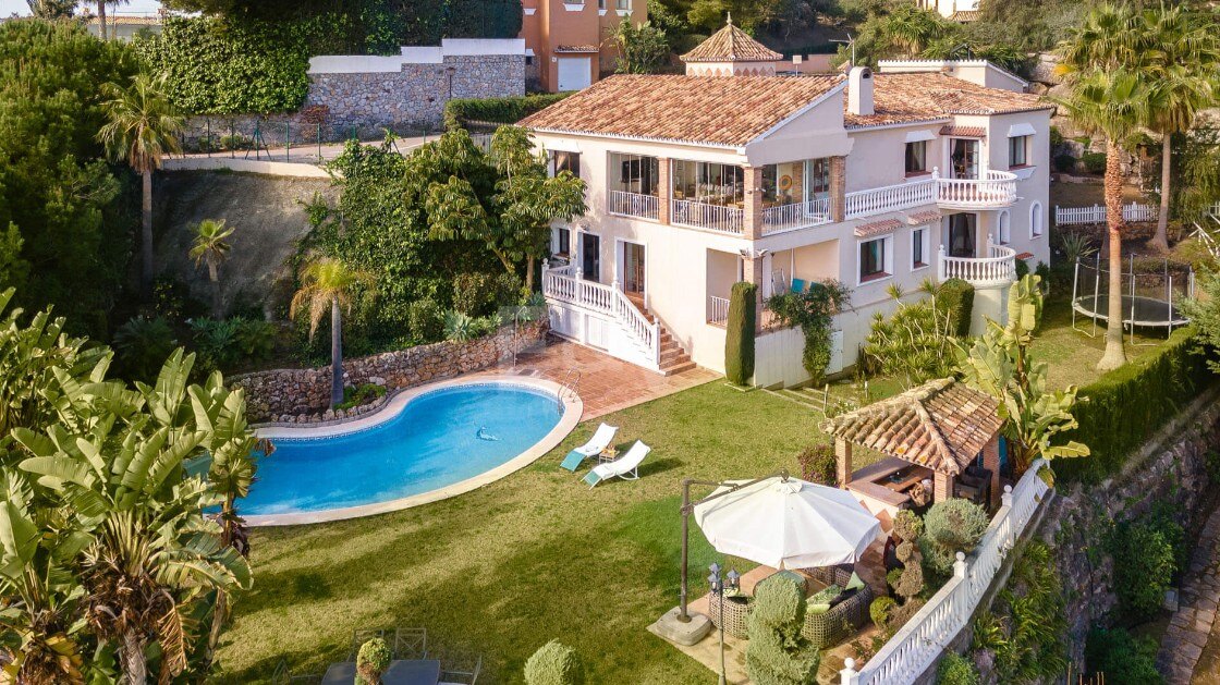 El Paraiso Alto: Elegante villa con vista al golf y al mar